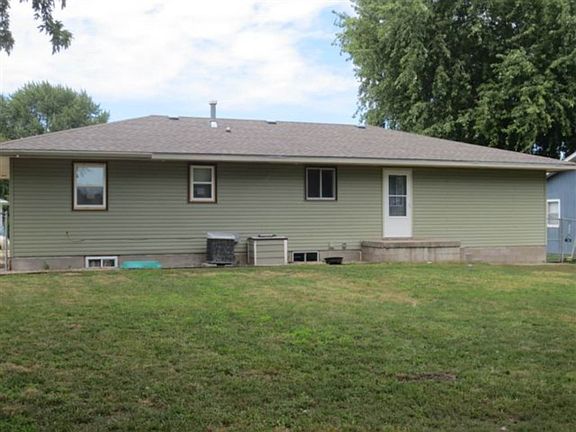 2nd image of 915 Baxter St