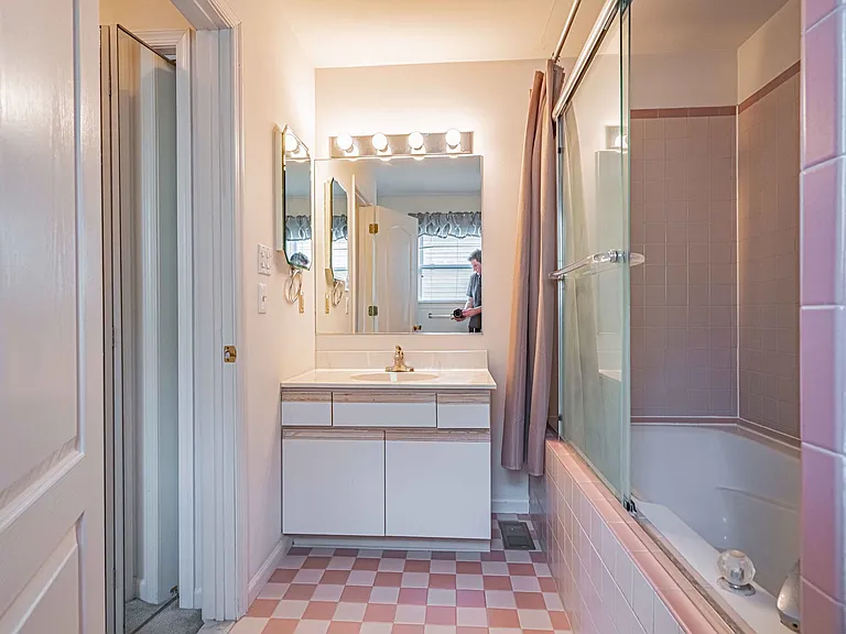 323 Surrey Pl — Photo 23