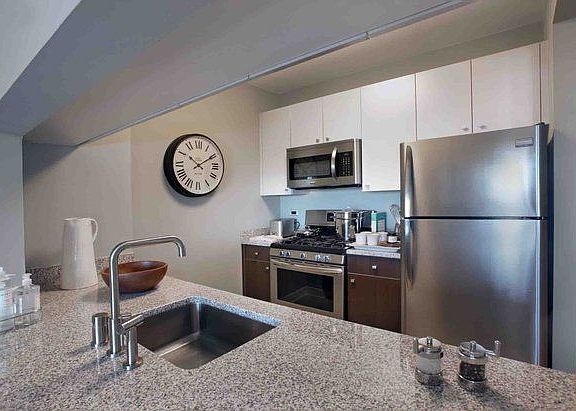 5th image of 4310 Crescent St APT 2201