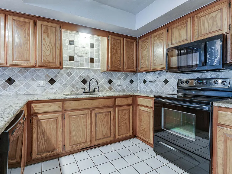 13813 Fairhill Ave — Photo 18