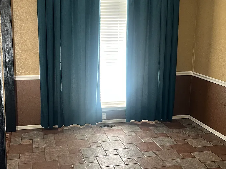 1001 Sandhurst Dr — Photo 5