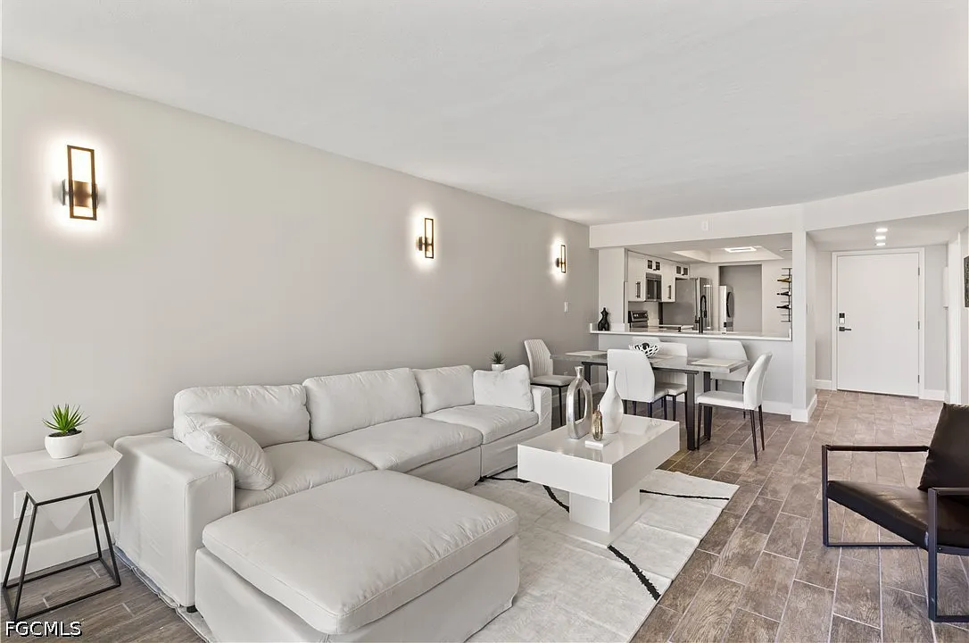 2 bed, 2.0 bath, 975 sqft, $1,900 — Photo 3