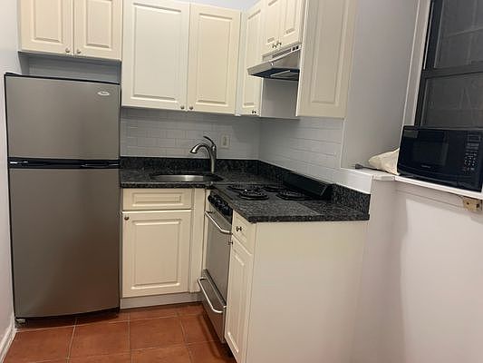 4th image of 224 E 74th St APT C