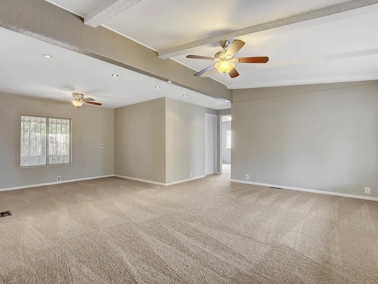 136 Sir Thomas Dr — Photo 4