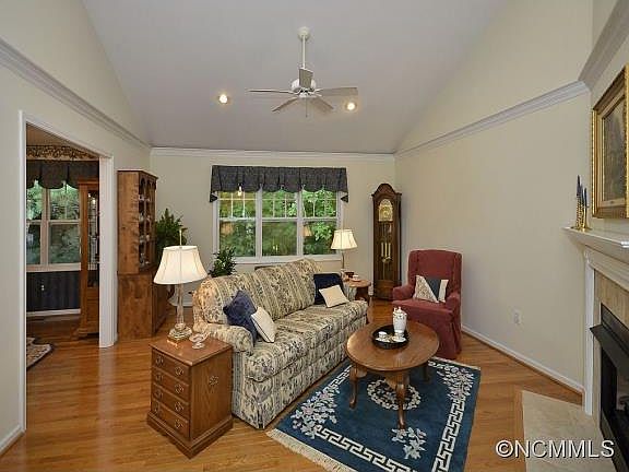 4th image of 260 Charlestown Dr