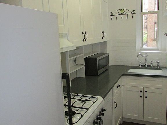 3rd image of 504 Cathedral Pkwy #2B