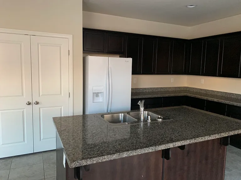 933 Kimbark Ave — Photo 20