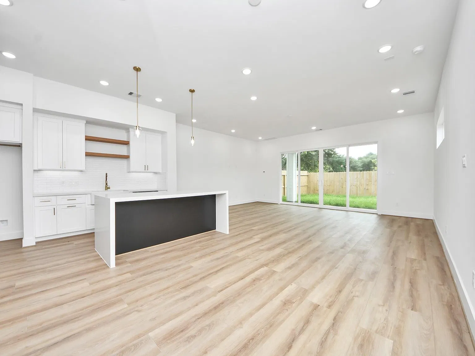 3 bed, 3.5 bath, 2000 sqft, $2,700 — Photo 4