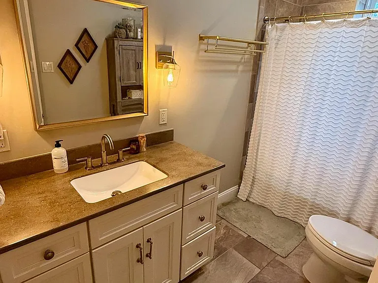 221 W Court St — Photo 15