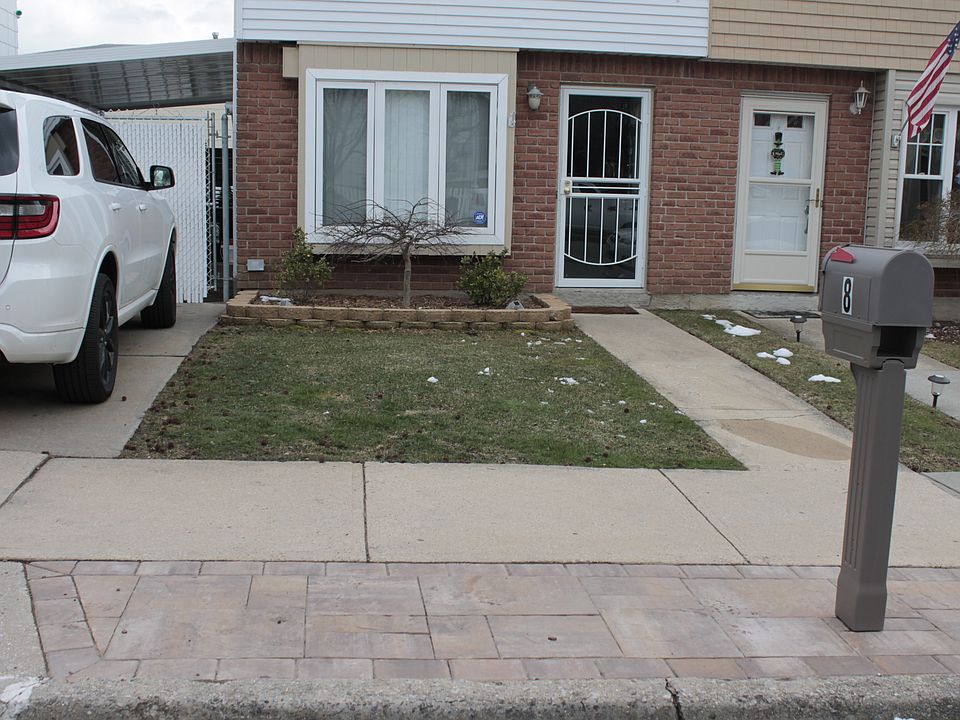 1st image of 8 Country Woods Ln