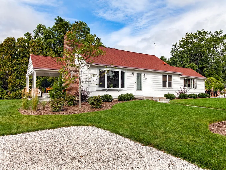54 Bassett Ln — Photo 8
