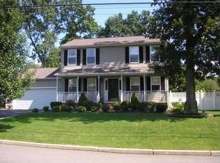 82 Laura Cir, Cranston, RI 02920