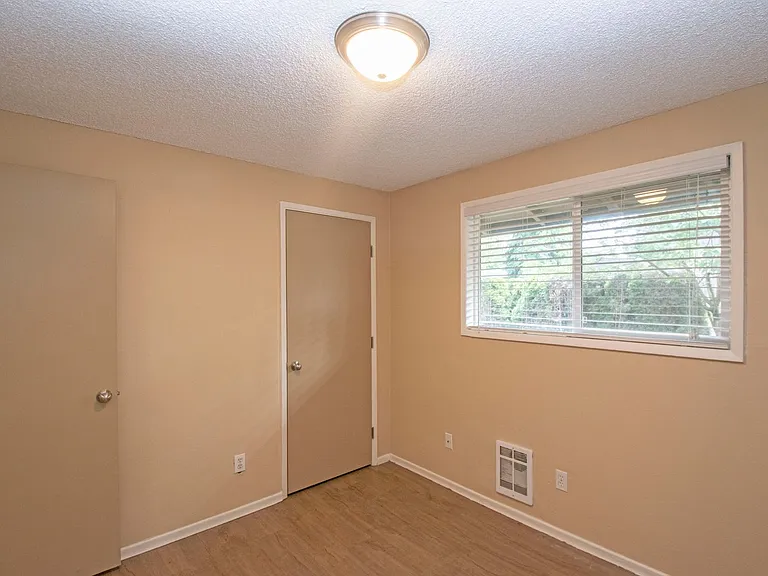 2204 E 35th St — Photo 12