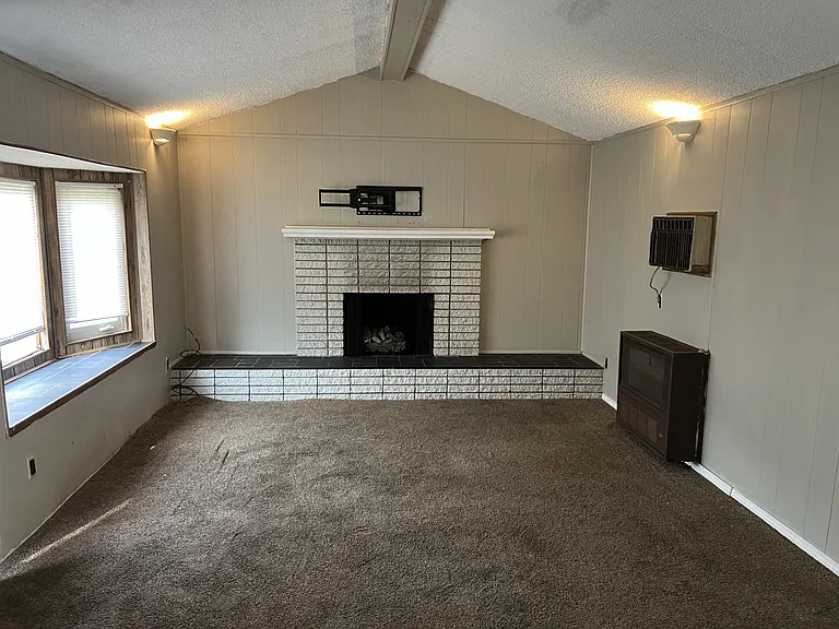 736 Forest St — Photo 4
