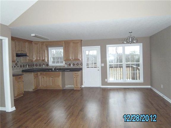 5th image of 25 Fox Wood Dr