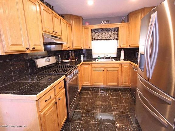 4th image of 77 Thornycroft Ave
