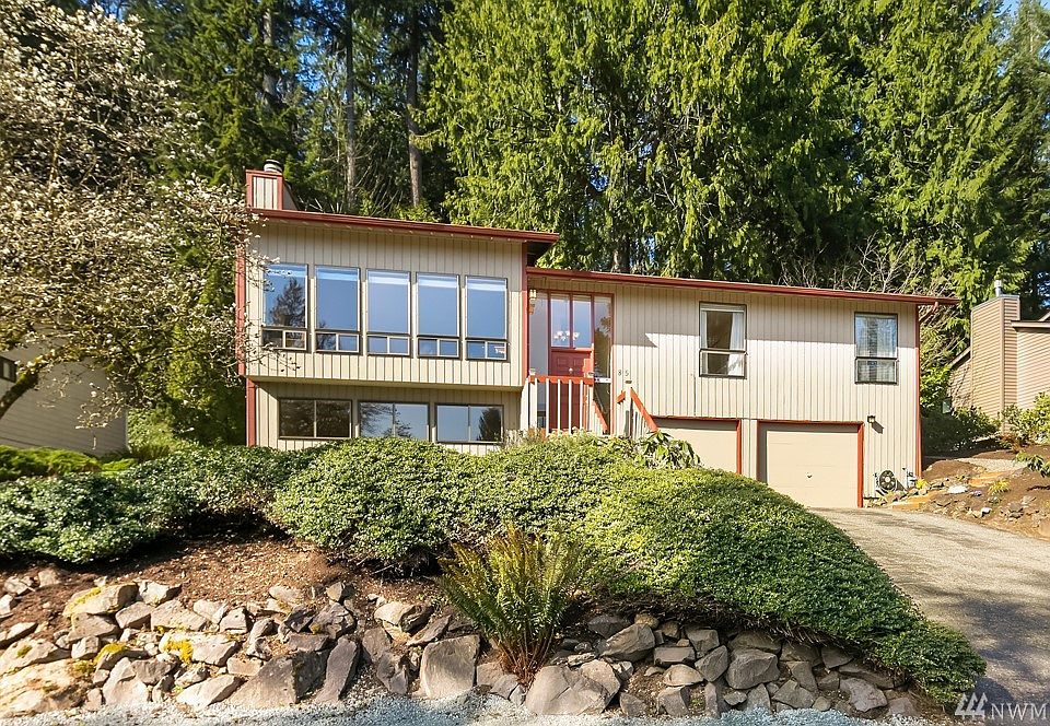 Spacious Squak Mountain home close to all the best Issaquah has to offer! Convenient to I-90, shopping, restaurants, Issaquah schools, and much more!