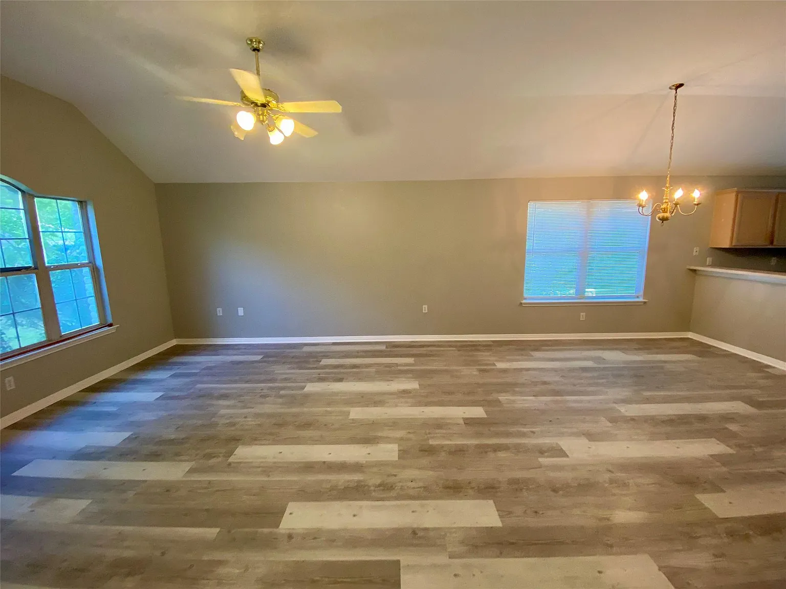 3 bed, 2.0 bath, 1446 sqft, $2,195 — Photo 2