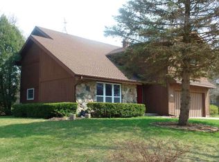 619 Greenbrier Ct, Crystal Lake, IL 60014