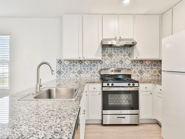 10626 McClintock Dr — Photo 5