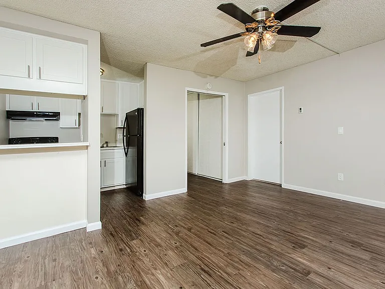Surfcaster Apartments — Photo 45