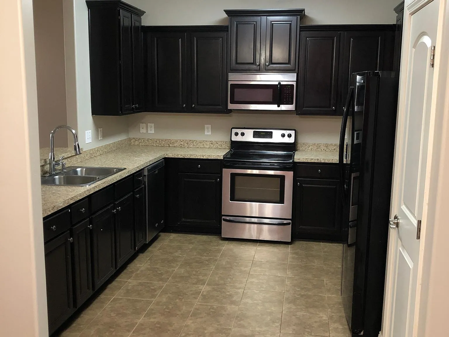 5 bed, 3.5 bath, 2423 sqft, $2,300 — Photo 2