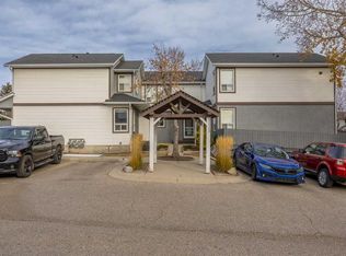 502 E Signal Hill Grn SW, Calgary, AB T3H 2Y4