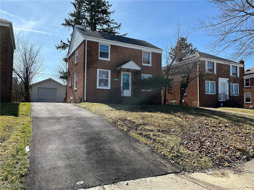 18316 Waterbury Ave photo 1
