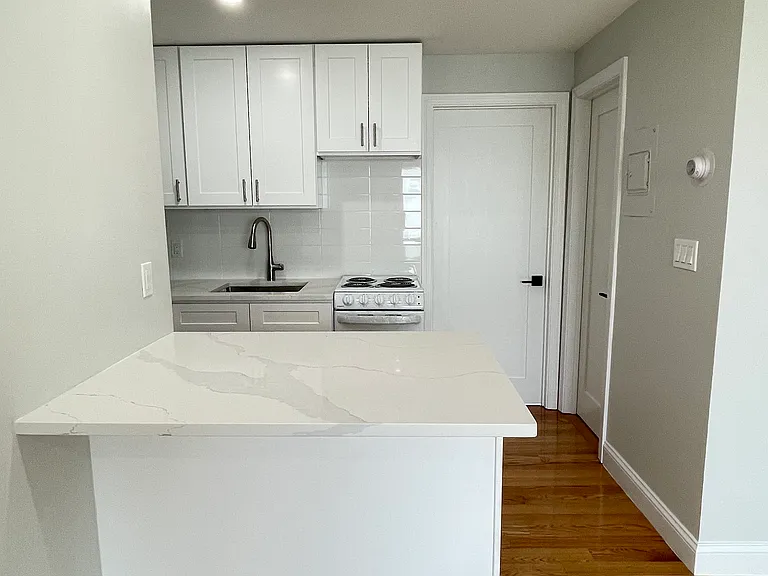 23 Claremont Ave #E — Photo 7