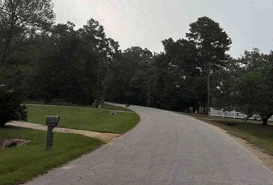 Exterior Neighborhood (street photo)