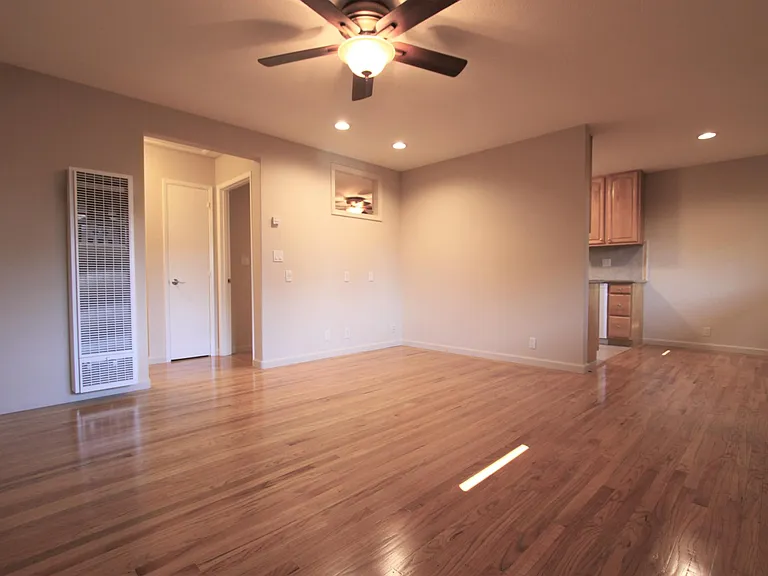 560 University Dr — Photo 8