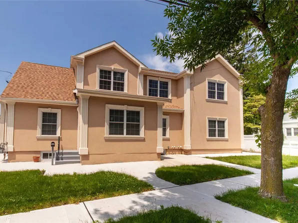 146 1st St, Hicksville, NY 11801