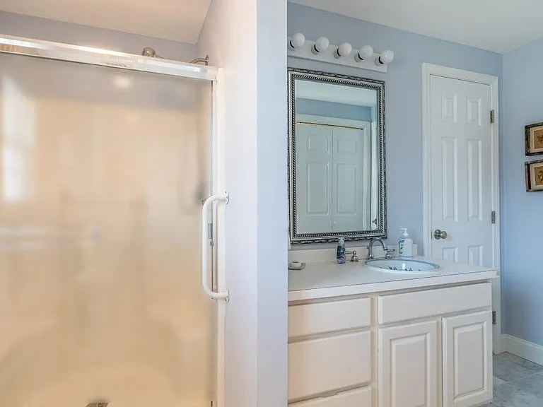 2nd full bathroom with large linen closet