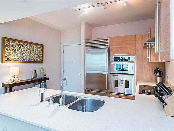 4th image of 218 SE 14th St APT 1704