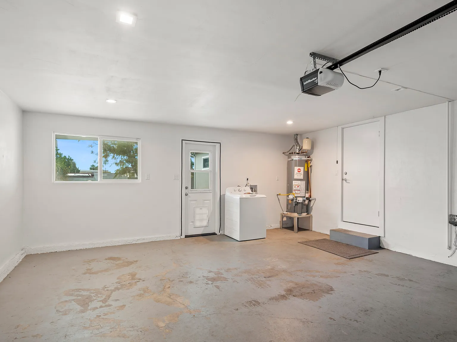 3 bed, 1026 sqft, $4,195 — Photo 1