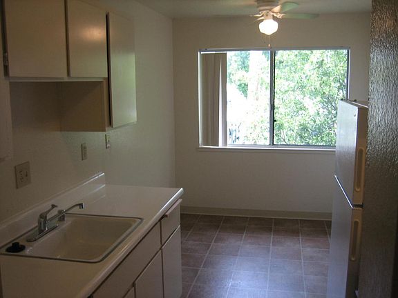 4th image of 830 Illinois St APT 3