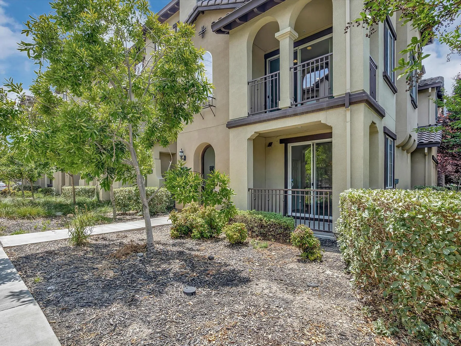 4 bed, 3.5 bath, 2010 sqft, $4,699 — Photo 2