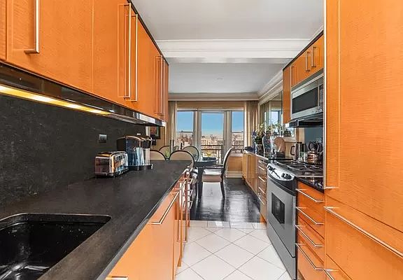 4th image of 118 E 60th St APT 30C