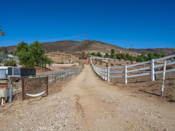 9555 1/2 Hierba Rd, Agua Dulce, CA 91390