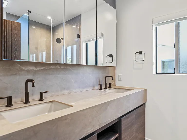 137 S Maple Dr #301 — Photo 12