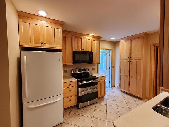 5th image of 8 Saratoga Ct