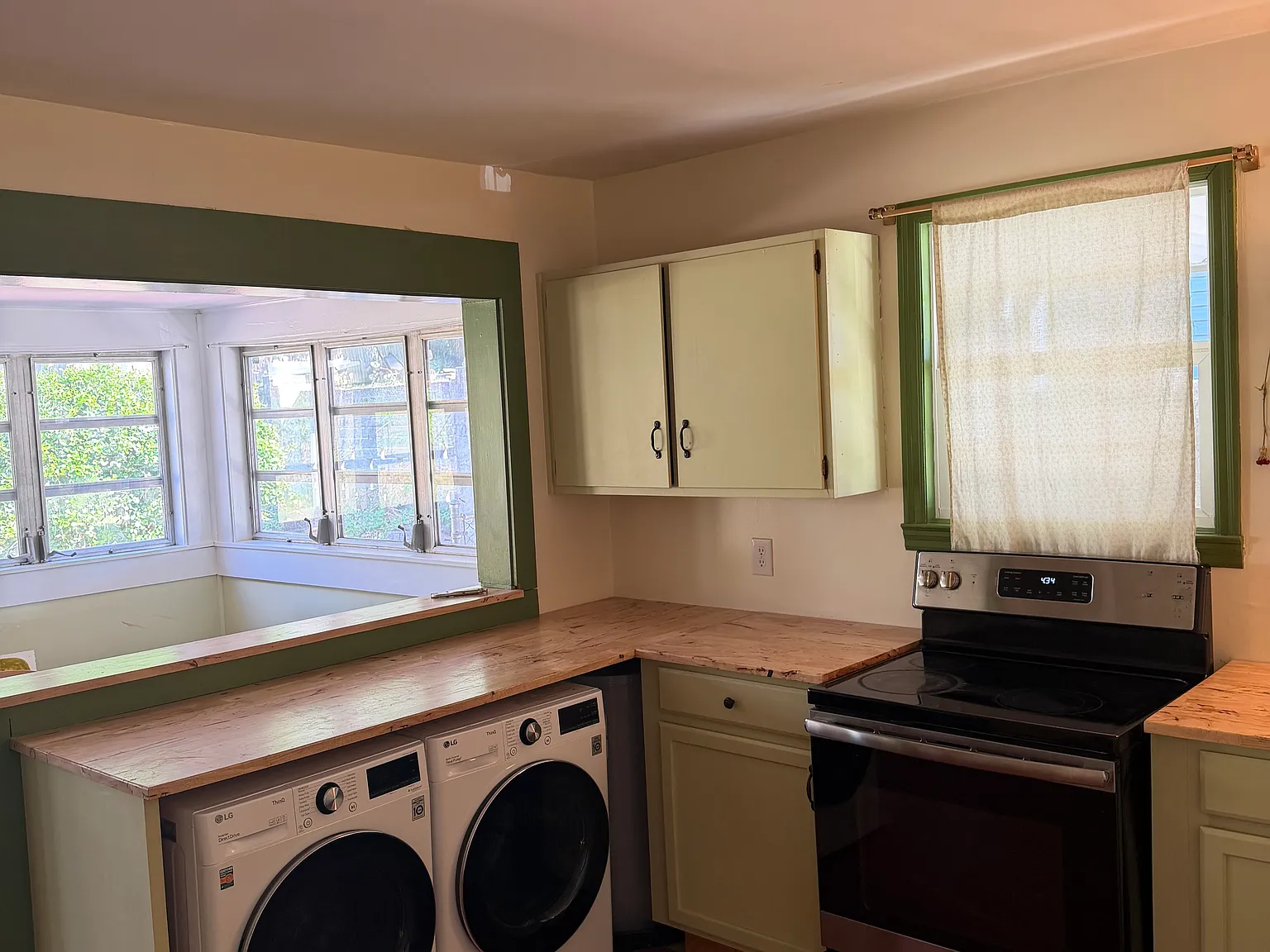 3 bed, 1056 sqft, $1,900 — Photo 2