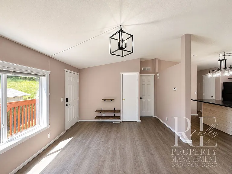 548 Arnold Ave E — Photo 3