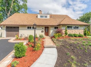 15 Ridge Dr E, Roslyn, NY 11576