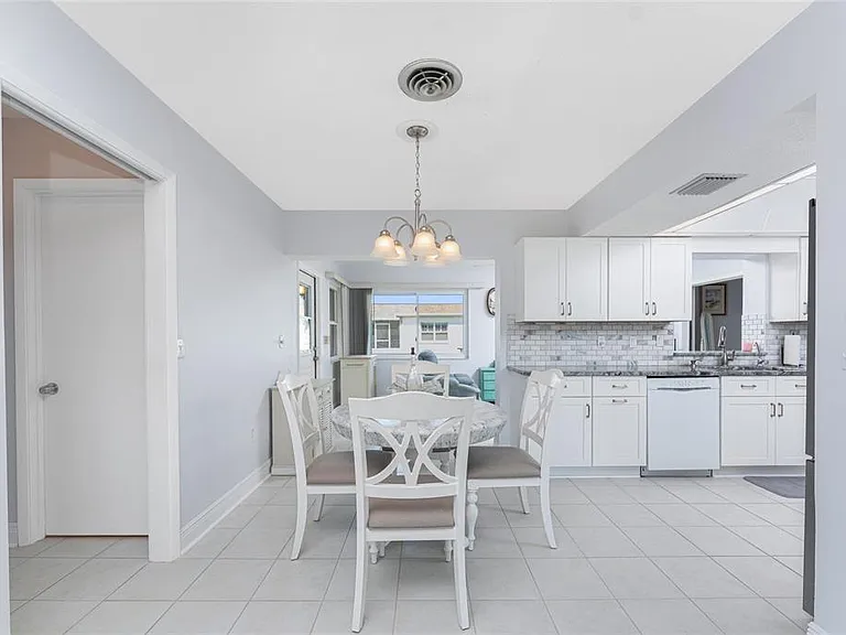 1720 Florence Ave — Photo 8