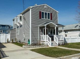 60 Knoll St, Lindenhurst, NY 11757