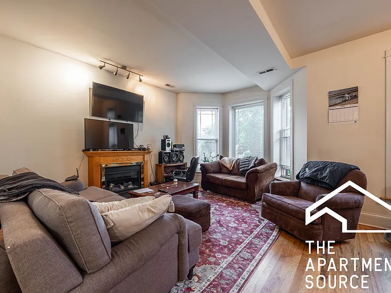 1935 N Wood St #2 — Photo 1