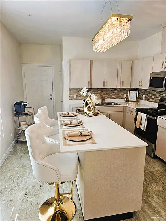 2 bed, 1.0 bath, 2485 sqft, $1,600 — Photo 3