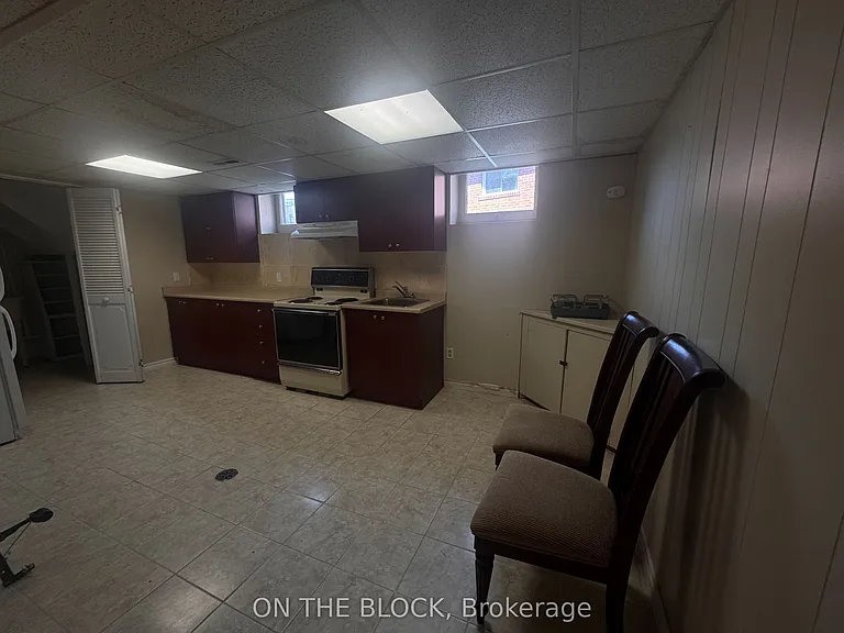 33 Harrington Cres — Photo 9