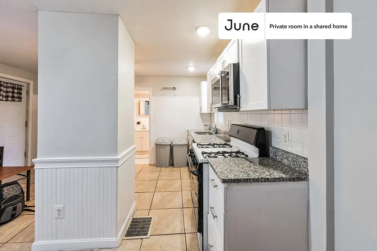 Queen bedroom in 3 bed/1 bath home in East Cambridge #1812 A — Photo 4
